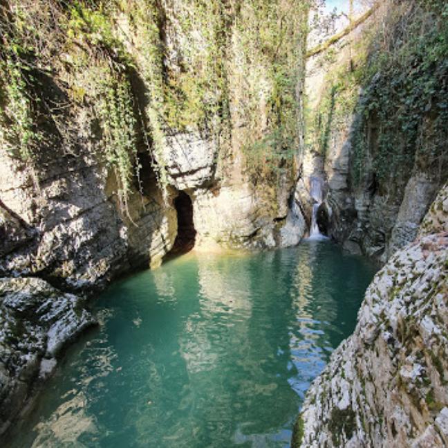 Агурское ущелье и водопады